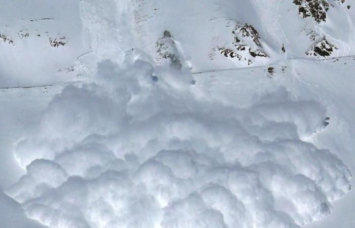 Avalanche dans la vallée d’Aoste, juste au-dessus de Courmayeur, les skieurs sont à craindre impliqués. Détails « 3B Météo