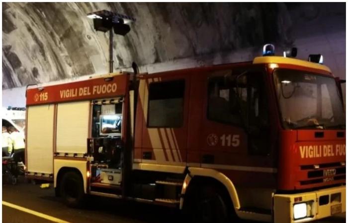 maxi accident dans le tunnel entre Vintimille et Bordighera, impliquant 5 camions et 3 voitures. Un blessé