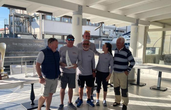 Le J24 de la Marine La Superba remporte la Régate Nationale J24 – Trophée Menchelli à Marina di Carrara