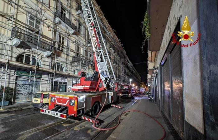 Turin : le toit d’un immeuble de la via Vanchiglia est en feu