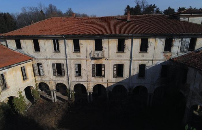 Super école dans la villa historique avec parc centenaire : la province de Côme accélère. Délais et coûts