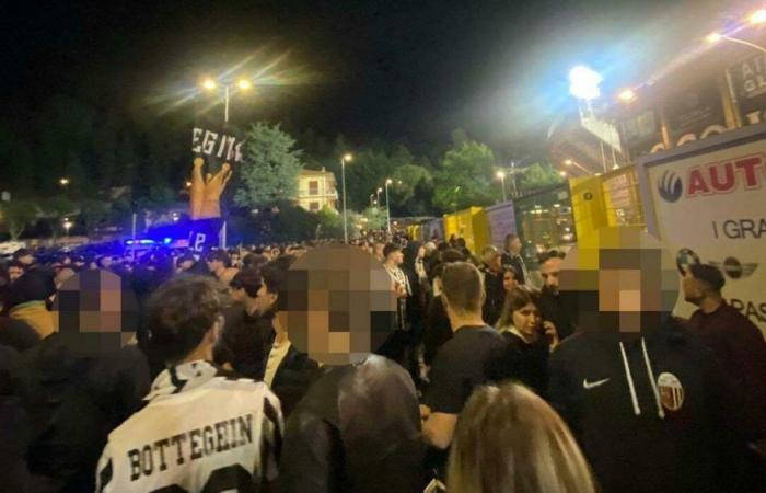 Affrontements après Ascoli-Pisa, Daspo, 8 ans, contre deux supporters. Les deux autres personnes arrêtées se sont vu interdire d’assister à des événements sportifs pendant 3 ans.
