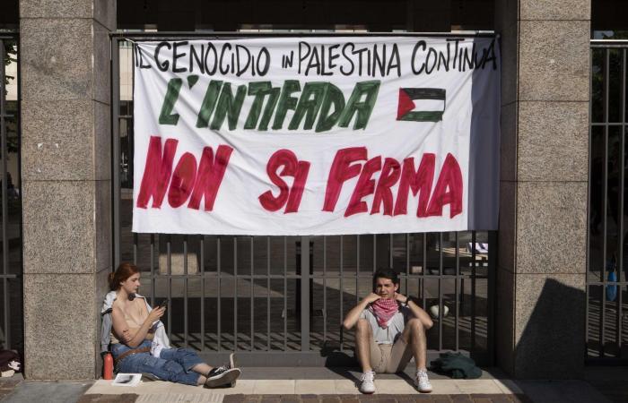 Manifestation d’étudiants pro-palestiniens à Turin, un professeur candidat au prix Nobel s’enchaîne aux portes avec les enfants