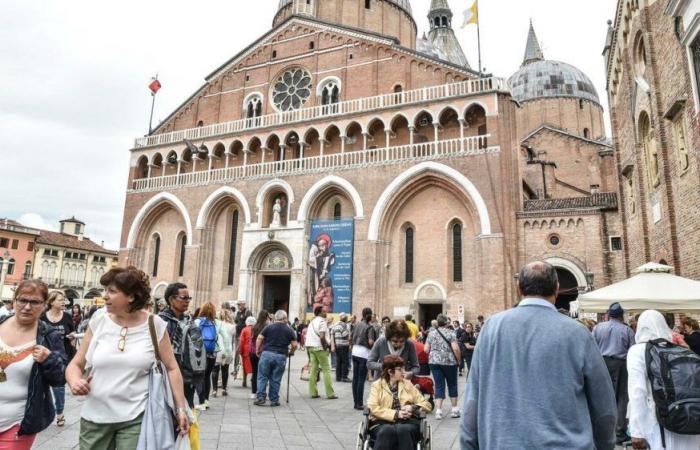 Sant’Antonio, 40 mille pèlerins à Padoue pour la fête du saint patron. De toute l’Italie faisant la queue pour entrer dans la Basilique