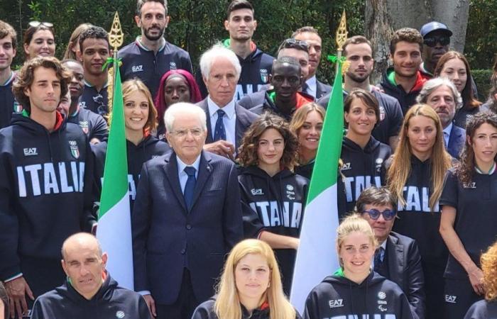 Le président Mattarella remet le drapeau aux athlètes en partance pour les Jeux de Paris : le groupe Fvg est également là