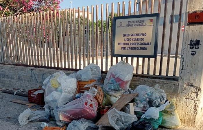 Plus de déchets devant les portes de l’Institut « Cataudella » de Scicli- Ragusa Oggi