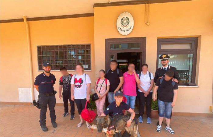 Légalité, l’association « Universi Diversi » de Nettuno visite la caserne des Carabiniers de la Compagnie Anzio. – Radio-Studio 93