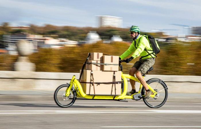 le coursier transporte les colis à vélo pour réduire le smog