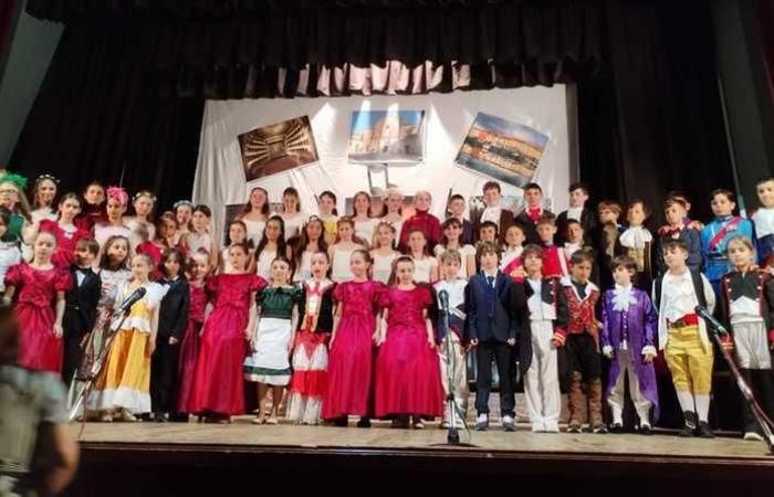Les enfants sur scène racontent l’histoire, la musique et la culture