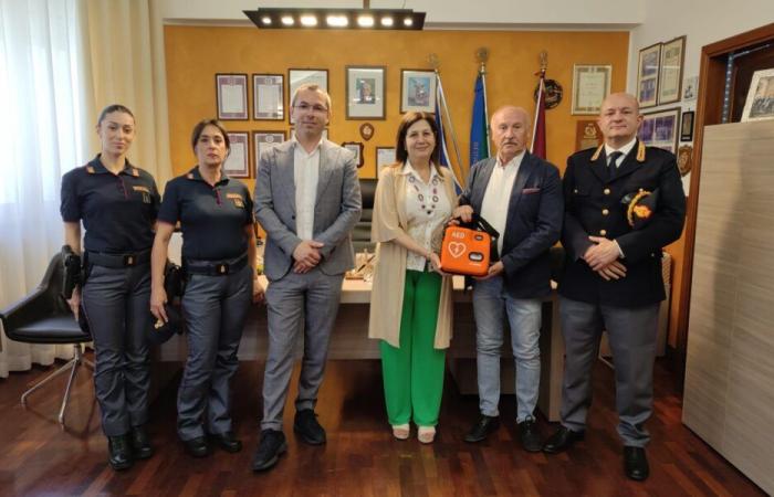 Avis fait don d’un défibrillateur à la préfecture de police – il Gazzettino di Gela