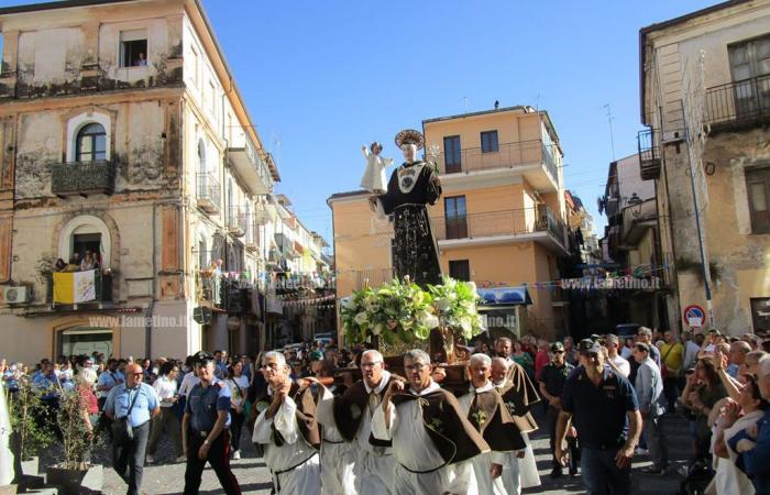 Lamezia, la traditionnelle procession en l’honneur de Sant’Antonio se renouvelle dans les rues de la ville