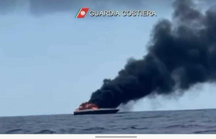 Un yacht de 22 mètres prend feu, les garde-côtes la sauvent ainsi que son mari Marco Bassetti