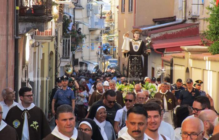 Lamezia, la traditionnelle procession en l’honneur de Sant’Antonio se renouvelle dans les rues de la ville