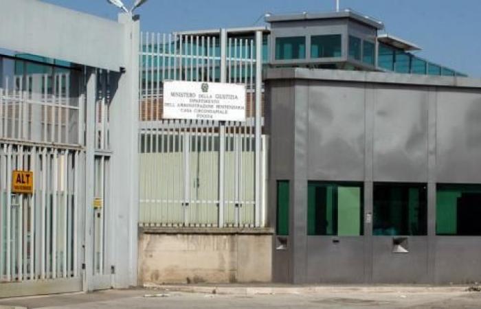 Prison de Foggia, un détenu donne des coups de pied et des coups de poing à deux policiers pénitentiaires