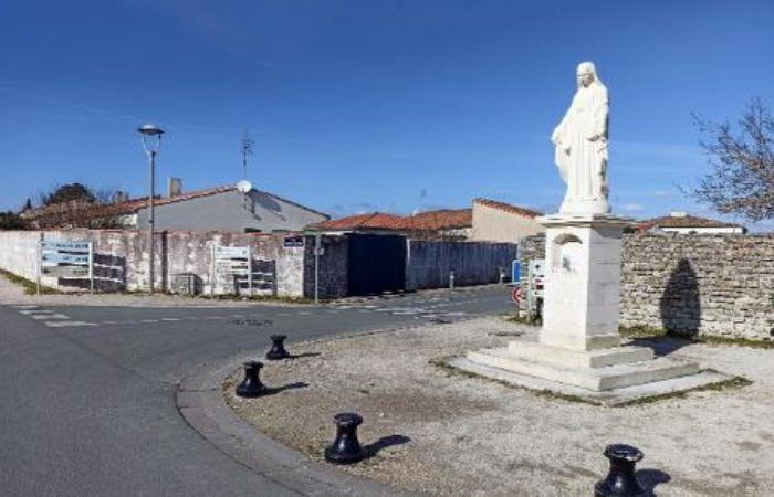 Victoire en France : la statue contestée de la Madone retrouve sa place