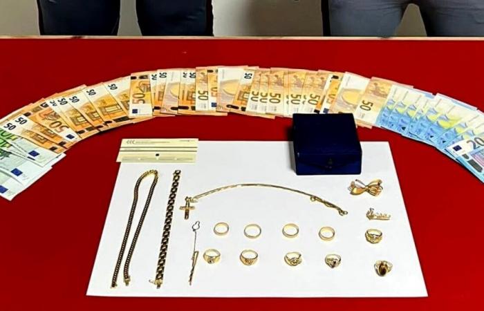 Deux personnes âgées arnaquées à Modène, coincées avec de l’or et des bijoux alors qu’elles fuyaient sur l’autoroute