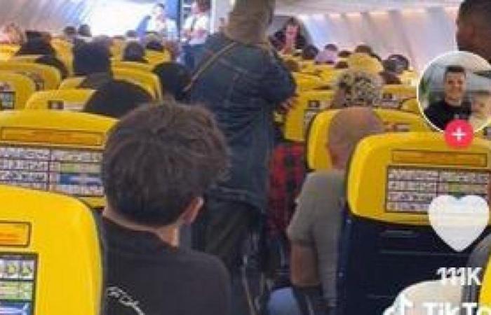 Vol Ryanair en surréservation, il y a un passager de trop. La vidéo : « Celui qui descend aura 250 euros et un voyage gratuit ». Un garçon accepte