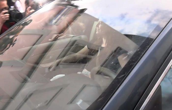 Ilaria Salis est arrivée en Italie, revenant en voiture avec son père Roberto à Monza : la vidéo du retour
