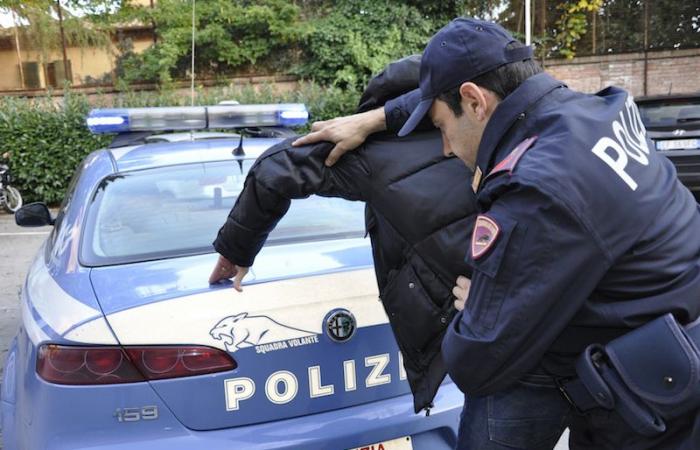 Cagliari. Ils extorquent de l’argent à une vieille femme avec le “truc du faux policier”, arrêtée | Nouvelles