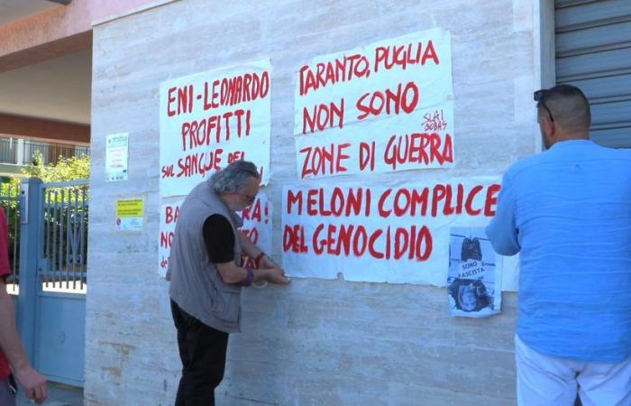 G7, sur les murs de Fasano la photo de Meloni à l’envers avec l’écriture “Je suis fasciste”