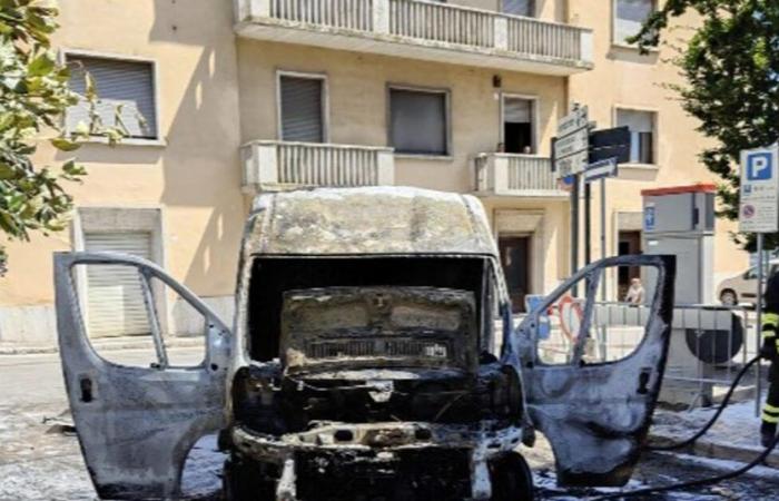 l’incendie a détruit le véhicule. Colonne de fumée entre les bâtiments – Corriere dell’Umbria