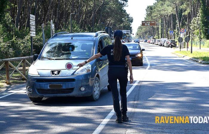 Marina di Ravenna, premier jour aller simple le long de Viale delle Nazioni : garnison de la police locale