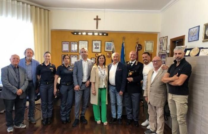 Caltanissetta, Avis livre un défibrillateur au commissaire de police Giusi Agnello