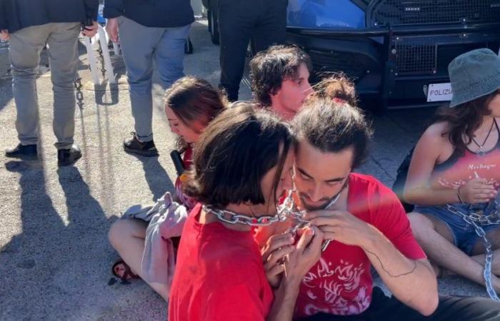 Action Extinction Rebellion au G7 dans les Pouilles : des militants s’enchaînent devant les portes du Media Center de Bari en raison de la crise écoclimatique
