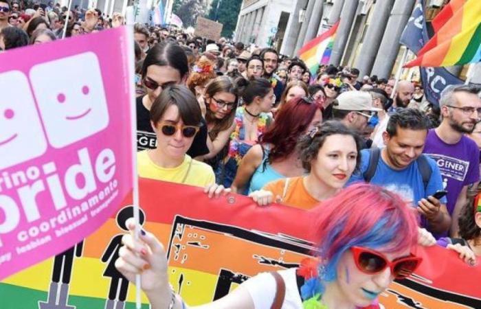 Torino Pride 2024, le parcours, les invités et les autocollants homophobes placés le long du parcours