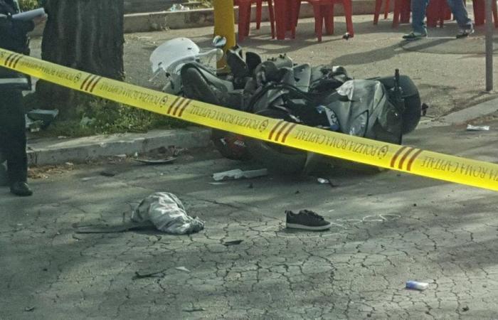 Accident sur la Via Cristoforo Colombo entre deux motos et une voiture : un homme de 26 ans décède