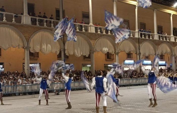 Après la Bigorda, la fête du Borgo continue sous les drapeaux. Le single va au rouge, Musici au noir