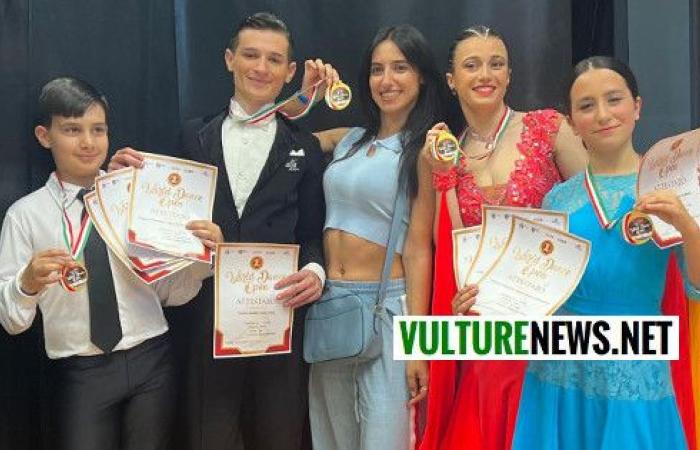 Maria Rosaria de Melfi et Federico de Rapolla remportent pour la troisième fois la médaille d’or au concours de danse ! Victoire également pour Donato et Sofia. Bravo à tous