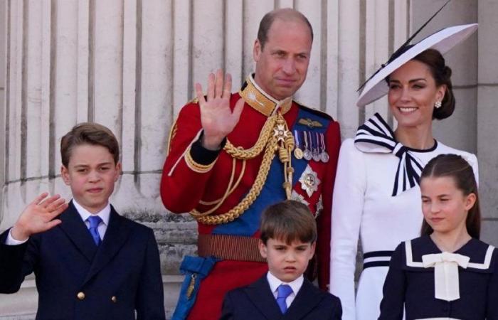 Arborant les couleurs, la princesse Kate revient au public lors du défilé du roi Charles
