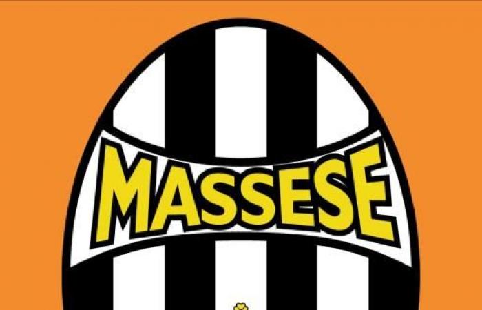 Le maire de Massa célèbre Carrarese en Serie B. Forte bannière des ultras de la Juventus