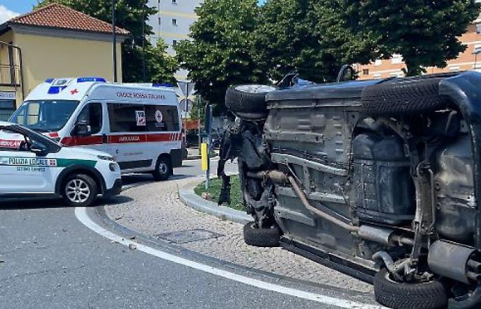 Accident au rond-point de la Via Torino : voiture renversée, conducteur blessé