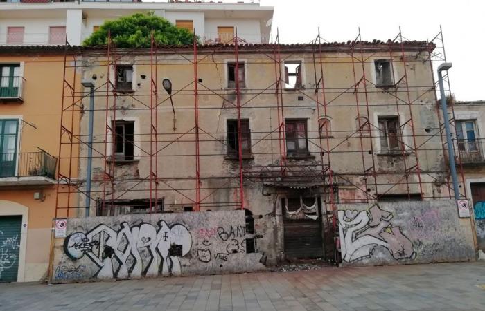 Lamezia, rapport citoyen: “Bâtiment délabré, dangers et dégradations sur la Piazza Santa Maria Maggiore”