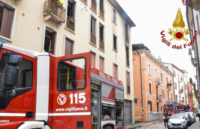 Un incendie se déclare dans la chambre, une femme âgée tente d’éteindre les flammes puis demande de l’aide : immeuble évacué à Vicence