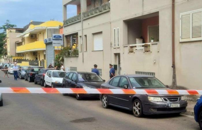 Il poignarde à mort sa mère après une bagarre à la maison, choc à Cagliari : un homme de 27 ans arrêté