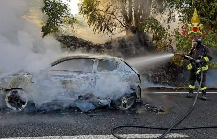 Grosseto : voiture en feu sur l’Aurelia près de Rispescia. Circulation bloquée (photo)
