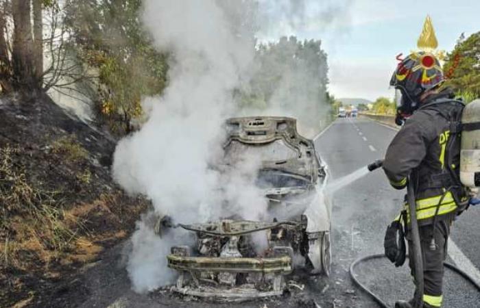 Grosseto : voiture en feu sur l’Aurelia près de Rispescia. Circulation bloquée (photo)