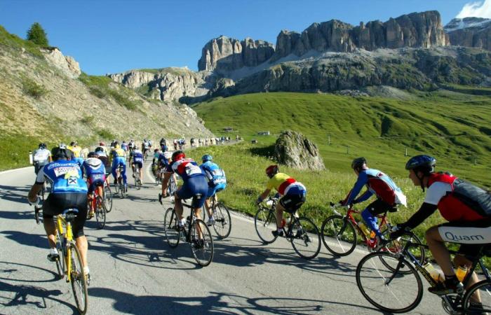 Agordo, force le barrage routier et accable trois cyclistes engagés dans la Dolomiti Race: «Je suis en retard pour la messe»