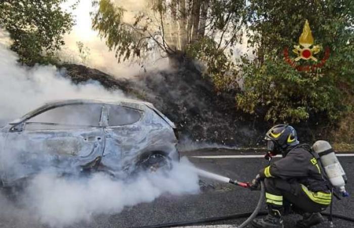 Grosseto : voiture en feu sur l’Aurelia près de Ripescia. Circulation bloquée (photo)