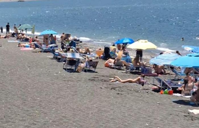 Castellammare, mer propre et la ruée vers la plage gratuite commence – Foule sur la plage de Via de Gasperi