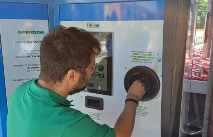 Terni. Coop a inauguré l’éco-compacteur pour la collecte et le recyclage des bouteilles en plastique. Bon d’achat de 2 euros pour 200 bouteilles recyclées