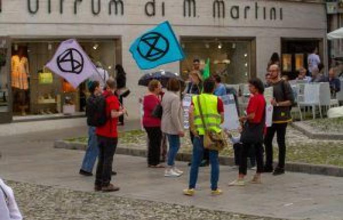 Des militants d’Extinction Rebellion en action à Udine pour sensibiliser aux enjeux climatiques et au-delà – Friulisera