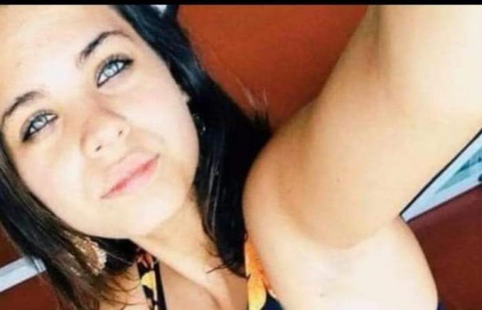 Tragédie à Tor Bella Monaca : une jeune fille de 25 ans en scooter tuée par une voiture. Témoins : « La voiture a grillé un feu rouge »