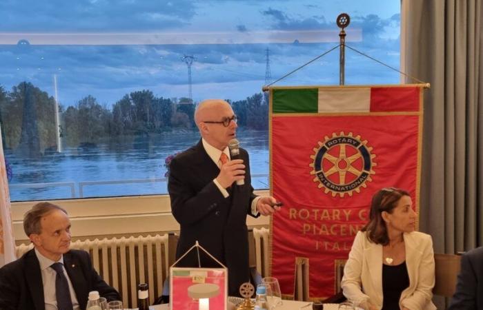 Pierluigi Petrini président du Rotary Piacenza. Passage de relais au “Nino” avec le spectacle Po ⋆ Piacenza Diary