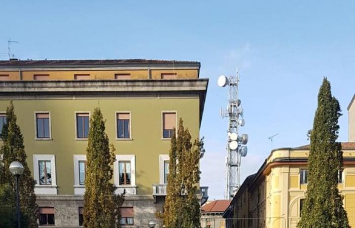 Cremona Sera – Une femme arrêtée sur la Piazza della Pace responsable d’avoir résisté et blessé un agent public : elle voulait frapper les clients d’un bar avec une chaise