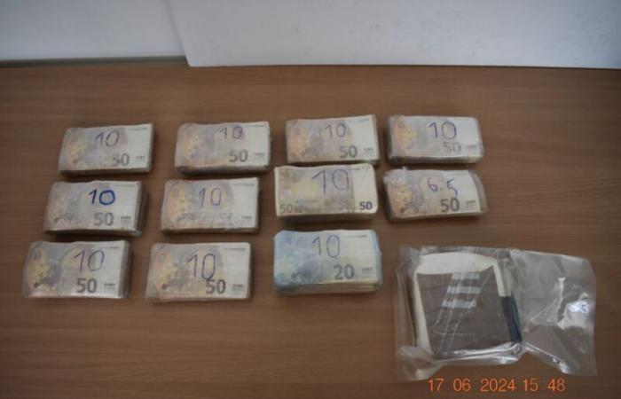Il ne s’arrête pas à la « halte » et la course-poursuite commence : arrêté pour possession de plus d’un demi-kg de cocaïne et de 106 490 €.