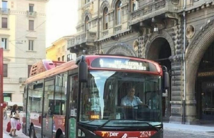 Il trouve un sac à main dans le bus avec 60 mille euros en espèces à l’intérieur, l’étudiant le donne au chauffeur